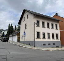 Mehrfamilienhaus mit Nebengebäude, 3 Garagen, 2 Stellplätzen und Garten - Sachsen - Stollberg