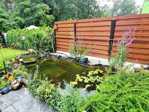 Fischteich vor Terrasse - 6 Zimmer Mehrfamilienhaus, Wohnhaus zum Kaufen in Neu-Isenburg