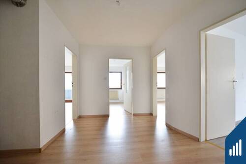 Flur - Etagenwohnung mit 74,30 m&sup2; in Würzburg zur Miete