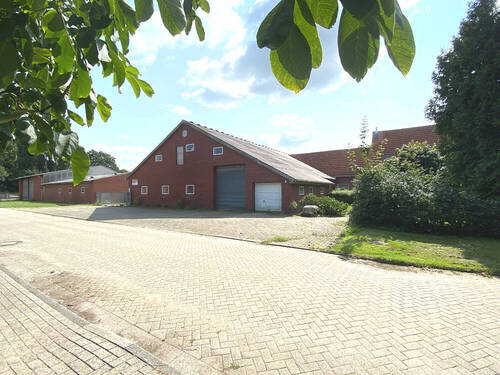 Straßenansicht Hofstelle - Platz für Ideen: Ehemaliger Hof mit Wohnhaus, Hallen und Land in ruhiger Lage