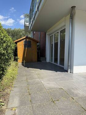 Terrasse m. Gartenhaus.jpg - 