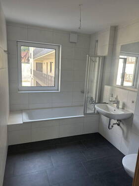 Badezimmer mit Badewanne - 