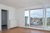 Wohnzimmer mit Terrasse - 2 Zimmer Etagenwohnung zum Kaufen in Berlin