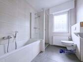 Badezimmer mit Dusche und Wanne - 