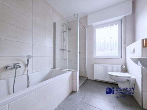 Badezimmer mit Dusche und Wanne - 