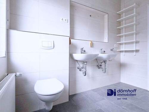 Badezimmer mit Dusche und Wanne - 