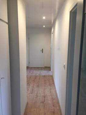 Flur mit Eingangstür - 