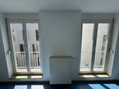 Wohnzimmer mit bodentiefen Fenstern - 