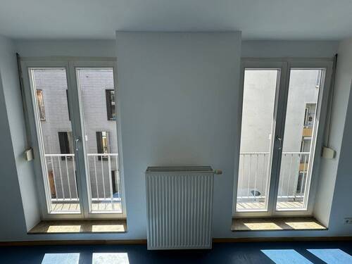 Wohnzimmer mit bodentiefen Fenstern - 