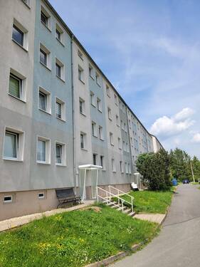 Hausansicht - Anfragen - Anschauen - Anmieten: 3-Zimmer-Wohnung mit Einbauküche