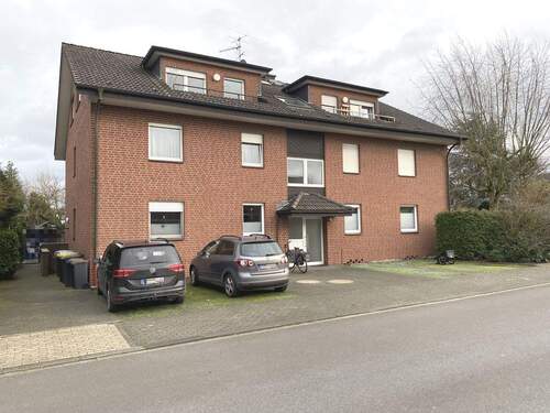 Straßenansicht - Gut geschnittene 4-Zimmerwohnung mit Balkon und Stellplatz in Ober-Stromberg!
