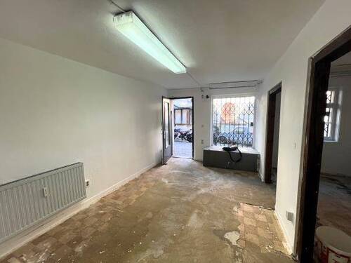 Ladenfläche mit Ausgang - 3 Zimmer Gewerbeobjekt (Büro, Produktion, Verkauf) in Lauf