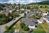Luftbild - Schöner Bungalow mit ELW auf großem Grundstück, moderne Wärmepumpe und bereits energetisch gedämmt .