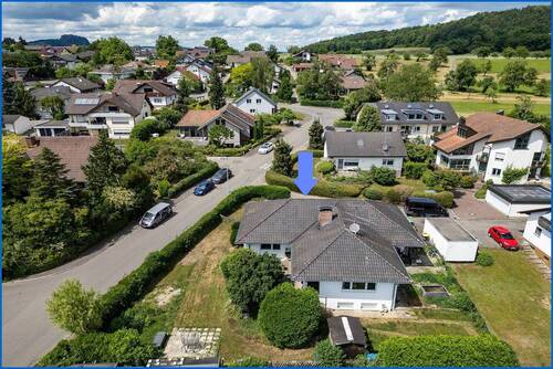 Luftbild - Schöner Bungalow mit ELW auf großem Grundstück, moderne Wärmepumpe und bereits energetisch gedämmt .