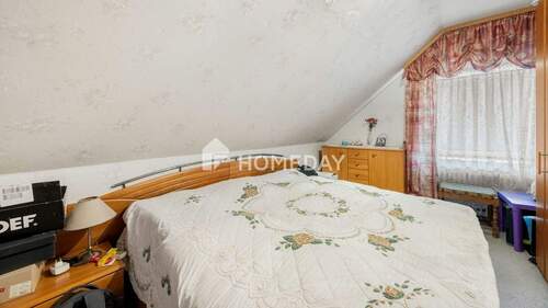 1. OG Schlafzimmer 1 - 