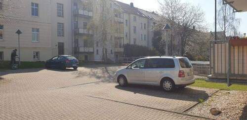 Hof mit Stellplätzen - 