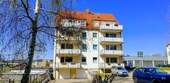 Hausansicht - Lichtdurchflutete Dachgeschoßwohnung mit großen Südbalkon, Wannenbad + Dusche, Außenstellplatz etc.