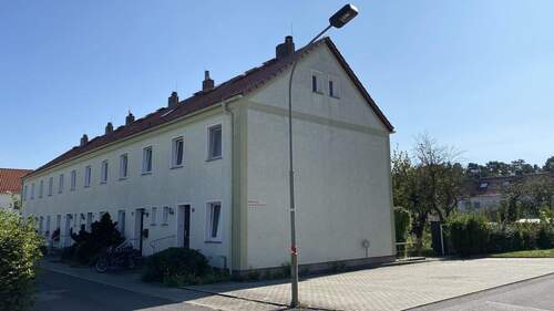 Eingangsbereich und Parkplatz - 3 Zimmer Reihenendhaus zum Kaufen in Niesky