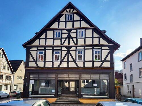 Haupteingang - Charmante Büro-Praxisfläche mit zwei großen Schaufenstern in zentraler Lage