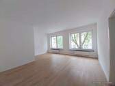 Wohnzimmer - Düsseldorf-Flingern-Süd, Engelbertstraße - Komplett sanierte 2-Zimmer-Wohnung mit großer Sonnenterrasse zeitnah zu mieten !!