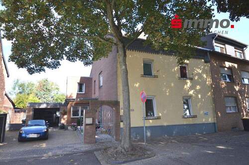 Titelbild - Zweifamilienhaus mit Garage und großem Grundstück