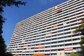 Westfassade mit großer Gartenanlage - 