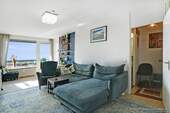 Großes, helles und freundliches Wohnzimmer mit Parkett, West-Ausrichtung und großem Balkon/großer Loggia - 2 Zimmer Etagenwohnung zum Kaufen in München / Solln