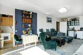 Großes, helles und freundliches Wohnzimmer mit Parkett, West-Ausrichtung und großem Balkon/großer Loggia - 2 Zimmer Etagenwohnung in München / Solln