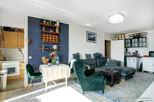 Großes, helles und freundliches Wohnzimmer mit Parkett, West-Ausrichtung und großem Balkon/großer Loggia - 2 Zimmer Etagenwohnung in München / Solln