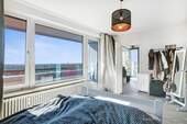 Schlafen und Arbeiten mit Blick ins Grüne - 2. Zimmer der Wohnung mit Ausrichtung nach Westen und Blick über Alpen und München - 
