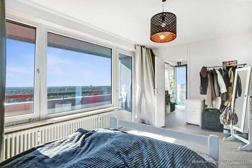 Schlafen und Arbeiten mit Blick ins Grüne - 2. Zimmer der Wohnung mit Ausrichtung nach Westen und Blick über Alpen und München - 