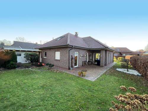 Garten mit Blick zum Haus - Stilvolles LEBEN AUF einer EBENE Nutzung als klassisches EFH mit hochwertiger Ausstattung und durchdachtem Wohnkomfort!