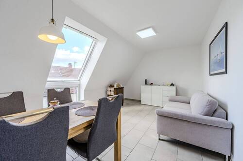 Lichtdurchfluteter Wohn-/Essbereich - 2 Zimmer Etagenwohnung in Stuttgart / Zuffenhausen