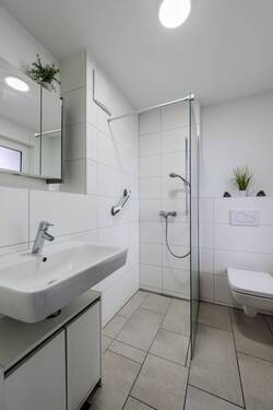 Tageslichtbad mit bodenebener Dusche - 