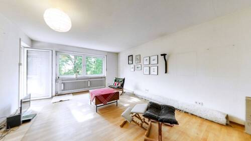 Wohnzimmer - Ein Zuhause zum Wohlfühlen: Helle, großzügige Wohnung mit 2 Balkonen und Garage