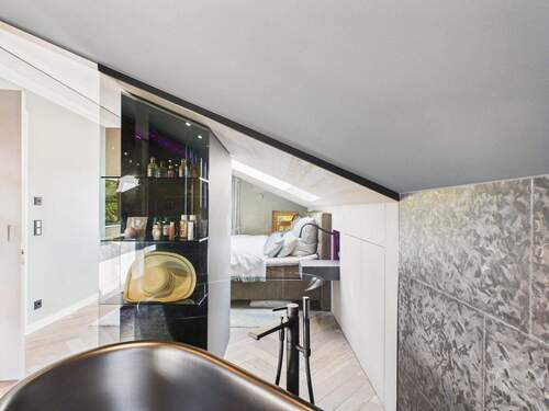 Badzimmer mit Sicht in das Schlafzimmer - 