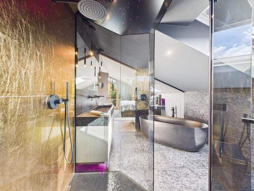 Dampfbad mit Sicht in das Badezimmer - 