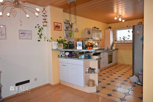 Küche mit Esstheke - 3 Zimmer Etagenwohnung in Karlstein am Main