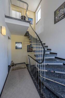 Treppenhaus - Mehrfamilienhaus, Wohnhaus mit 184,50 m&sup2; in HN-Neckargartach zum Kaufen