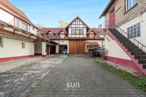 HOF MIT VIEL PLATZ - 