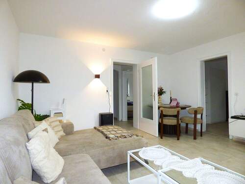 Wohnzimmer - * Modernisierte, familienfreundliche 4-Zimmer-Wohnung mit Balkon, EBK und TG *