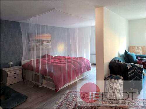 Schlafzimmer mit Ankleidezimmer - 1 Zimmer Mehrfamilienhaus, Wohnhaus in Treuenbrietzen / Pflügkuff