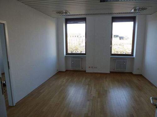 B_ro__Blick_Gro_er_Markt - Büro mit 120,00 m&sup2; in Saarlouis zur Miete