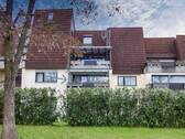 Hausansicht mit Balkon - Großzügige 4 Zimmer Wohnung mit Balkon und Gemeinschaftsgarten im Herzen von Bad Boll