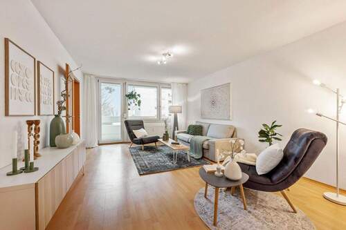 Bild 1 - Großzügige 4-Zimmer Wohnung in Nürtingen. OHNE MAKLERPROVISION