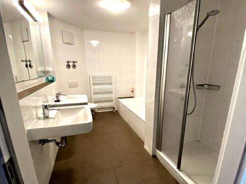 Großes Bad mit WC und Dusche - 