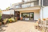 Rückansicht Terrasse - Doppelhaushälfte in familienfreundlicher Lage * große Terrasse * Balkon * Garage * massives Gartenhaus und mehr