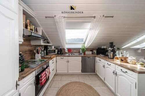Wunderschöne Küche - Sehr helle 3-Zimmer-DG-Wohnung mit Einbauküche & eigenem Gartenanteil & 2 Garagen in ruhiger Lage!