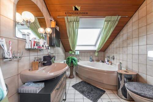 Badezimmer mit großer Eckbadewanne - 