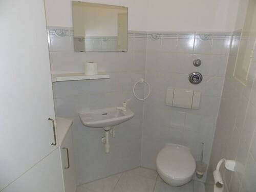0103 Gäste WC.jpg - Terrassenwohnung mit 80,00 m&sup2; in Bad Überkingen zum Kaufen